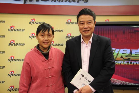 气象主持人宋英杰与北京地球村环境文化中心创办人兼主任廖晓义合影