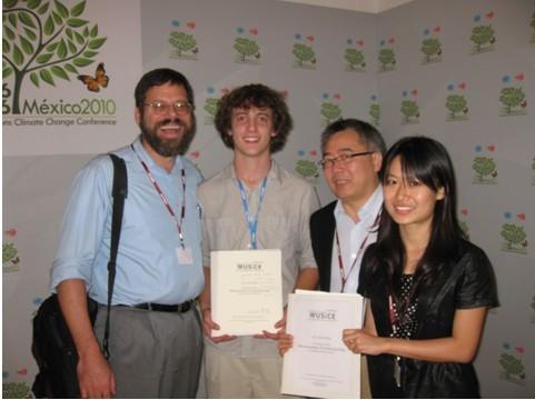 　　华盛顿大学的学生与中美谈判代表合影，左一是美国首席谈判代表潘兴，右二是中国代表团副团长苏伟。