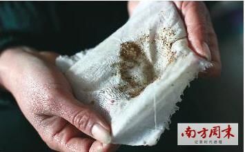 新光村每户村民都用纱布包着水龙头来隔开水里的污垢。这块纱布只用了半天。