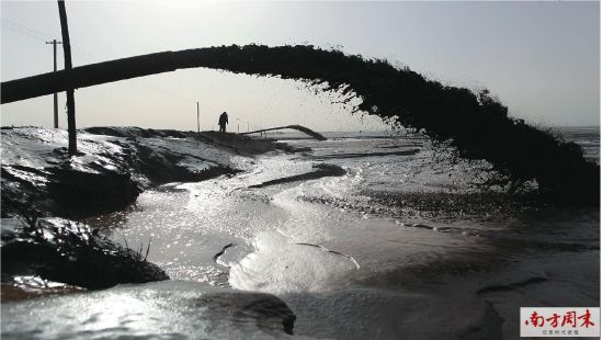 包头郊区，包钢炼铁形成的稀土废渣随废液通过管道输送到尾矿坝堆积，日积月累，形成了容量达1.7亿吨的“稀土湖”。