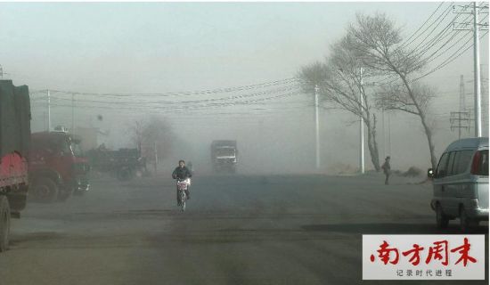 包钢和尾矿坝邻近的新光村，一刮风，尘土飞扬。