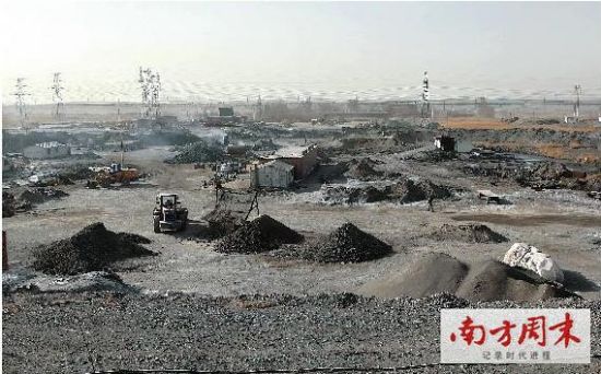 新光村附近，非法炼铁厂直接把含有稀土的废料丢弃，严重污染了周边环境。