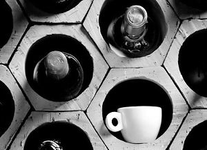 酒精饮料与咖啡混合饮用会增加醉酒的风险，加重不良后果。资料图片