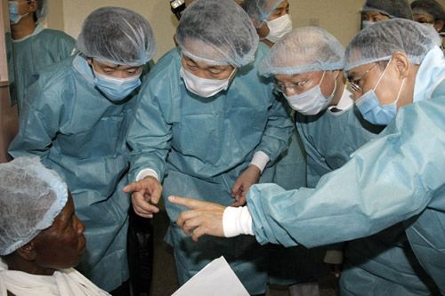 　　2011年3月21日，海航集团有限公司副董事长兼首席执行官王健等一行到津巴布韦哈拉雷奇通圭萨中心医院看望等待手术的白内障患者。右二为北京同仁医院院长韩德民