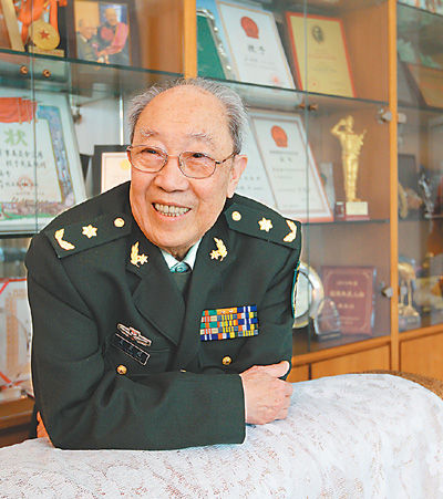 吴孟超在自己家中（4月13日摄）。 新华社记者 王建民摄 