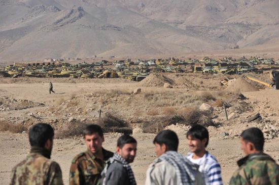 　　战争的现场或墓地成了只有记者光顾的“旅游地”。那些坦克与古迹的残骸，一如人们破碎的国家记忆。它们就在许多阿富汗人门前院后的生活里，甚至成为许多家园村落的地标。晨报记者 陈征 摄影