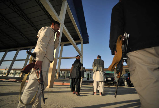 不止是军事设施、政府机关、涉外机构，任何一个经营单位都必须雇用持枪保安。晨报记者 陈征 摄影