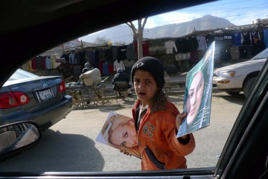 　　手拿东、西方两位“美女”的卖杂志男孩，他身后是更多不用担心“城管”的小摊贩。晨报记者 陈征 摄影