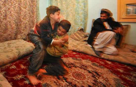 男孩子们自小就学习摔跤这种男人间公平文明的游戏。晨报记者 陈征 摄影