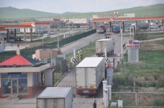 满洲里口岸前等待通关的俄罗斯货车