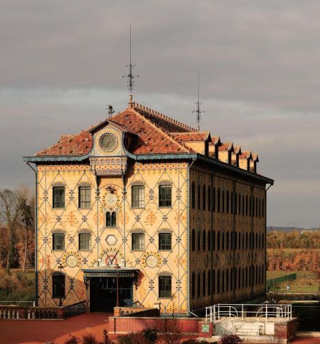 当年的麦涅巧克力工厂，现雀巢公司法国总部，坐落在法国诺瓦西尔市的马恩河畔。