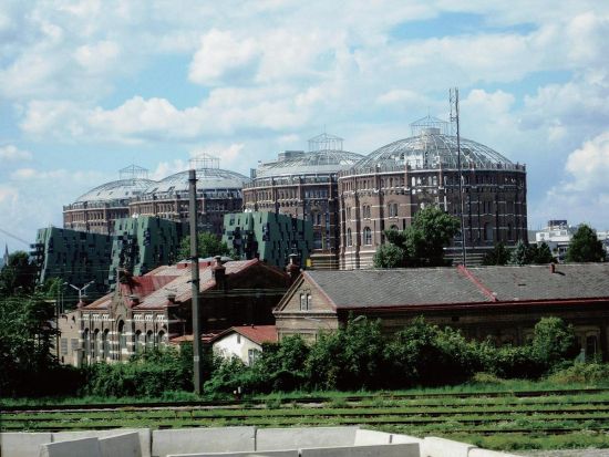 维也纳4个并列的巨型煤气储罐，被构思精巧地改成了公寓。