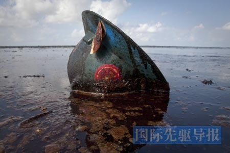 　　英国BP石油公司即使支付了数百亿美元赔偿，也无法弥补漏油事故给墨西哥带来的生态伤害。图为陷在油污中的一顶工作帽。路透社