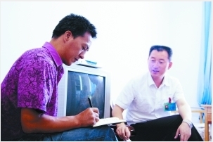 王军(右)接受本报记者采访。本报特派记者 田蹊 摄