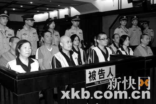 ■李启红等人昨日受审。通讯员供图