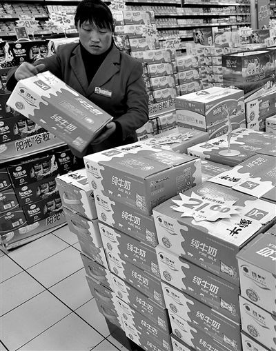 　　昨日，山东邹平县一超市内，工作人员在整理蒙牛牛奶。受“蒙牛检出强致癌物”影响，山东一些超市蒙牛纯牛奶少有人问津。董乃德 摄