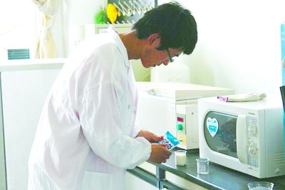 [制作流程]      图像记录      张祖航 苏洋洋      ①纯牛奶加入烧杯，准备加热。