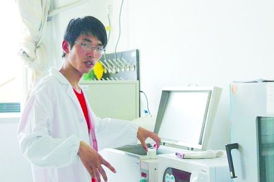 ②纯牛奶加入水浴加热器加热。