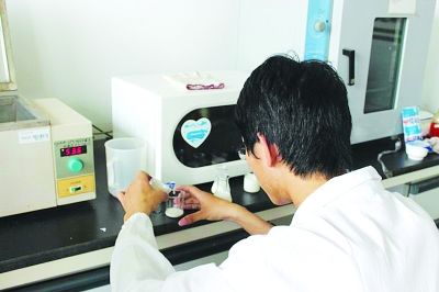 　　③酸牛奶加入烧杯，因为有6％到10％的比例，酸牛奶不是直接加到纯牛奶中，而是先加入到烧杯中，再加入到纯牛奶中。