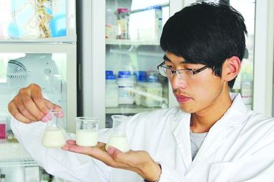 　　⑦8小时后，老酸奶发酵成功。左边是皮革液老酸奶，右边是正常添加剂老酸奶，中间的是超市买来的品牌老酸奶。比较下来，皮革液老酸奶的透明度不如另两个高，且能看到杂质。而另两种老酸奶肉眼看不见杂质。