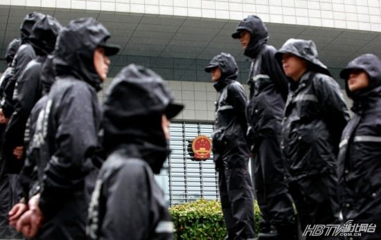 合肥市中院外的警卫人员。图片来源：湖北网络广播电视台