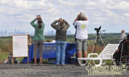 游客在山顶上可以跟踪到很多鸟的踪迹 