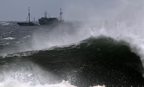 “粤江城渔”91104号渔船在济州岛西归浦海域遭遇大浪。新华社