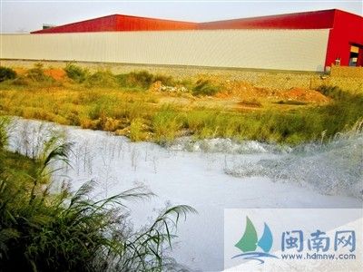 华艺大理石厂旁，有一大片石灰淤泥