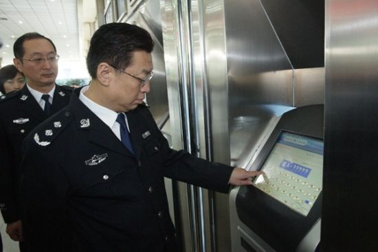 资料图片：10月11日，李亚力到交警支队调研。