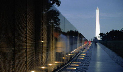 越南战争阵亡将士纪念碑(左)