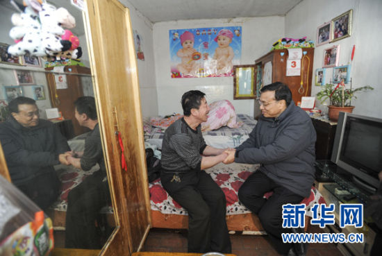 　　2013年2月3日，李克强来到内蒙古自治区包头市北梁棚户区考察，入户看望棚户区居民。 新华社记者 谢环驰 摄