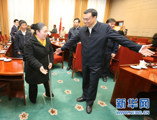 　　2013年1月5日，李克强与“最美乡村医生”入围人选座谈时，礼请乡村医生周月华先行。 新华社记者 姚大伟 摄