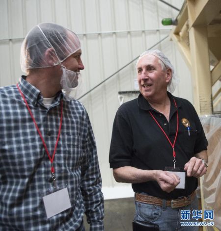 　　3月19日，美国加利福尼亚州农场主德克斯特（左）和父亲戴夫在加工车间讨论生产。种植和加工巴旦木的农场主大多是将经验和技术代代相传。