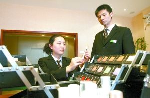   3月30日，江南殡仪馆，入殓师陈娇(女)和苏家彬正在检查化妆工具。 重庆晨报记者 甘侠义 摄