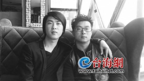 赵永勇（左）和弟弟赵永宽在北京相认。