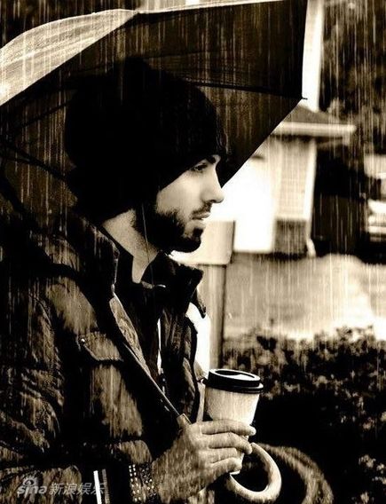 该男子来自迪拜，是模特和摄影师。