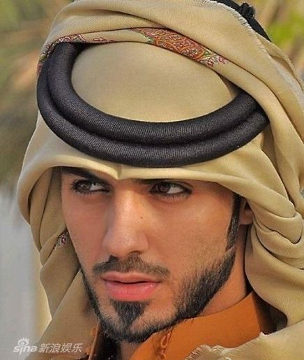 该男子来自迪拜，是模特和摄影师。