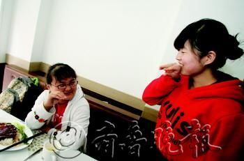 “你们这里的烧鸭炒饭口味不错。”一位经常光顾的客人通过简单的手势同失聪服务员交流。