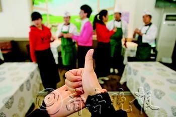 每天早上的手语训示是大家沟通的桥梁，图为尊敬的手势。