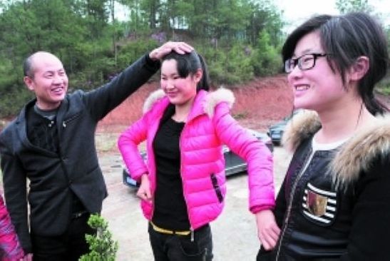 张高平见到了分别十年的两个女儿