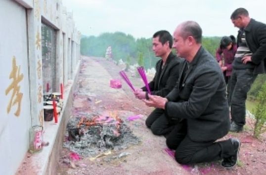 叔侄二人来到张高平父母坟头上香