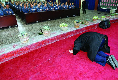 校长向200少年犯磕头(图)