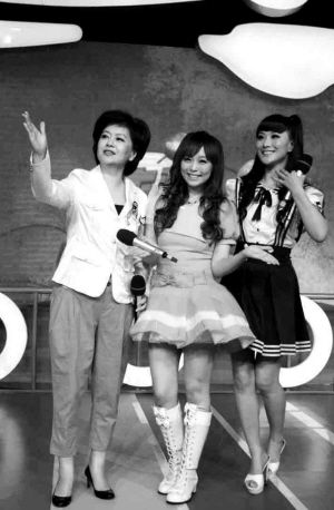 鞠萍、小蜜桃同台主持