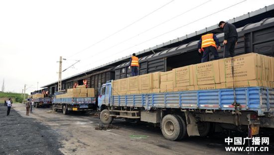 对已抢卸装车的救灾物资进行固定，准备转运。（中广网发、通讯员吴春玉摄）