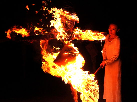 苏紫紫最新行为艺术作品《稻草人之梦》