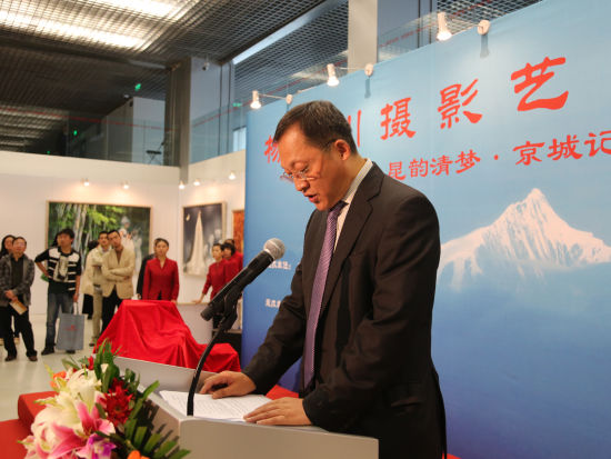 本次展览作者、摄影家杨建川发言。