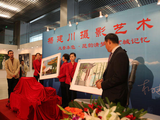 杨建川先生向中华世纪坛当代艺术馆赠送作品。