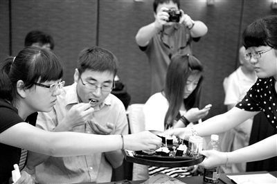 北京，媒体记者品尝转基因大米做的寿司。图CFP