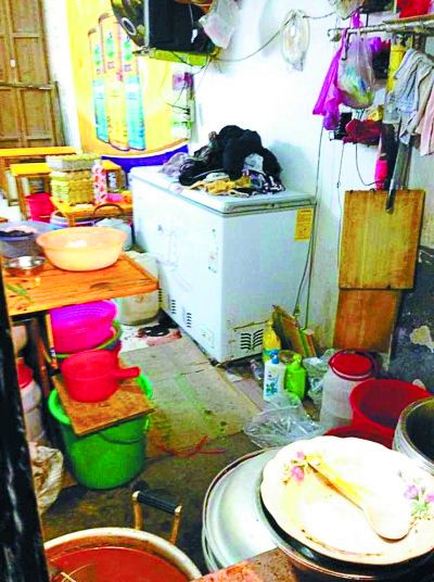 事发现场，冰柜底下有血渍