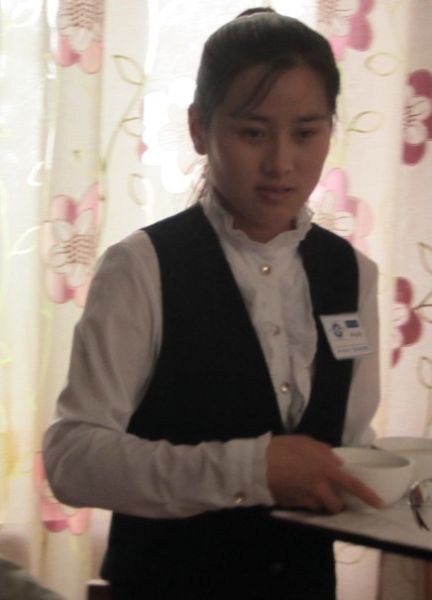 在小餐厅吃早餐时，遇到一位漂亮的朝鲜姑娘，让我想起“卖花姑娘”。